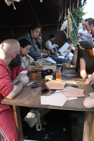 Les ateliers cuirs et calligraphie pour démonstration pédagogique.