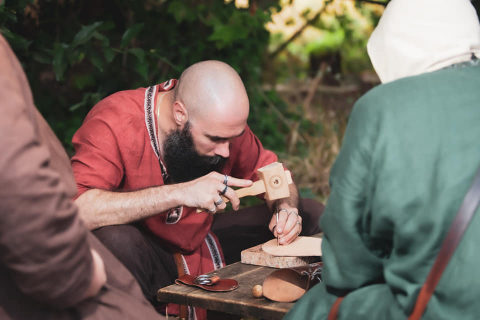 Artisan du cuir en action de "repoussage" du cuir. crédit photo : Le curieux Photographe