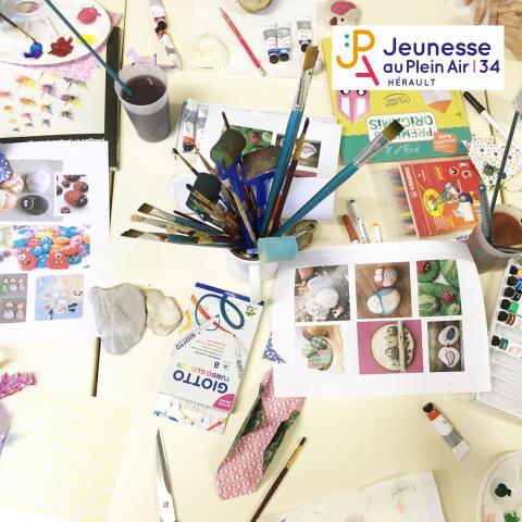 Activité origami et peinture sur cailloux.