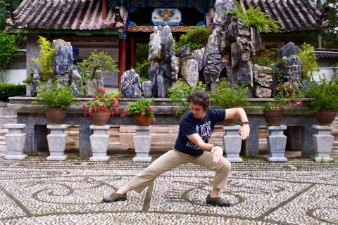 Bruno pratiquant dans le centre de recherche sur la culture Dongba à Lijiang