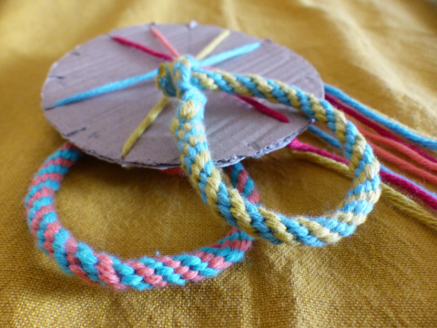 Bracelets réalisés pendant les stages pour enfants