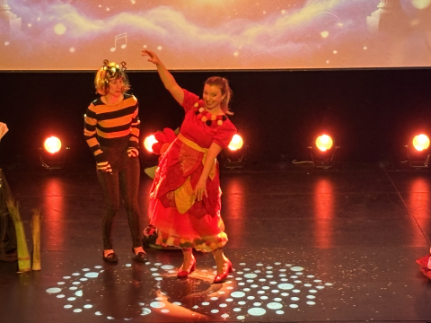 Songe d'une nuit d'opéra, scène de la Fée rosée et de l'abeille