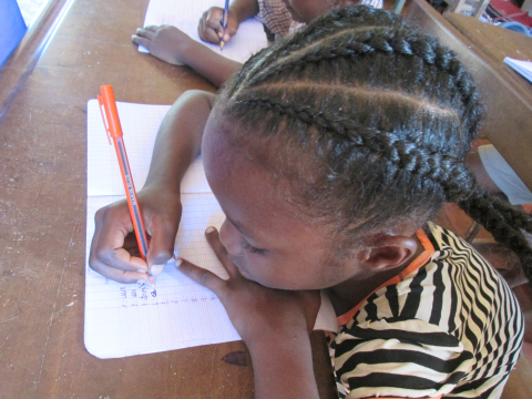 Une petite fille pendant le soutien scolaire