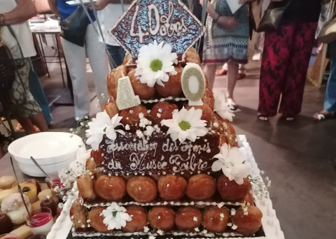 Le gâteau des 40 ans de l'association au Gazette Café