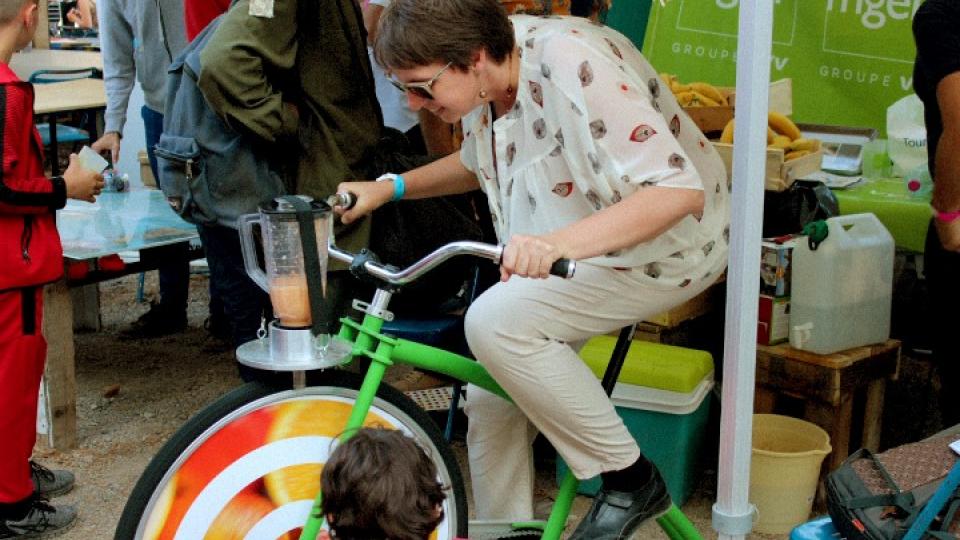 Le vélo à  smoothie  de nos partenaire dans le village des possibles du Festival Du Bruit Dans l'Arène