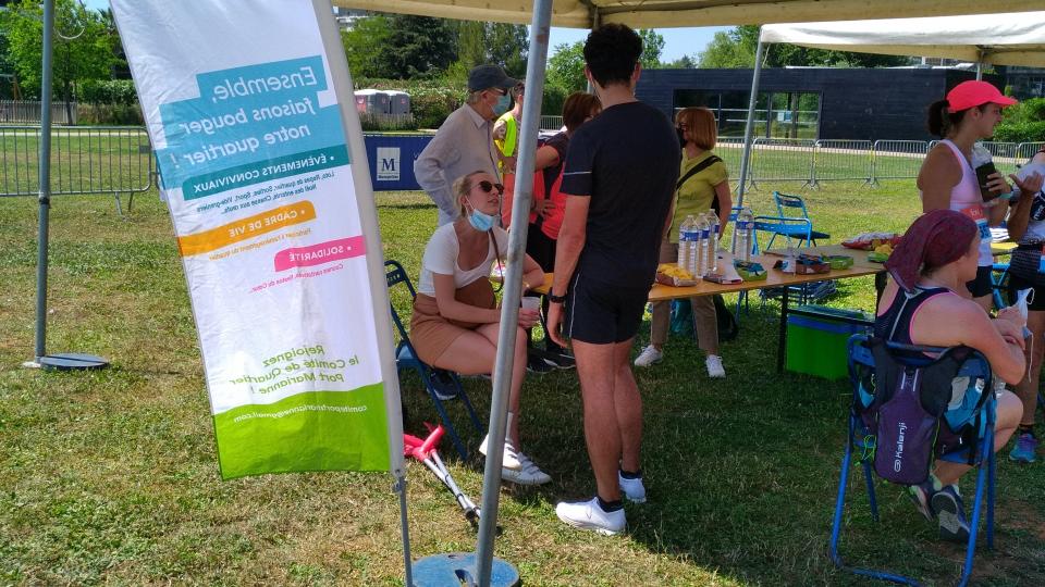 Stand ravitaillement tenu par le CQPM pour la manifestation charitative Envolez-vous