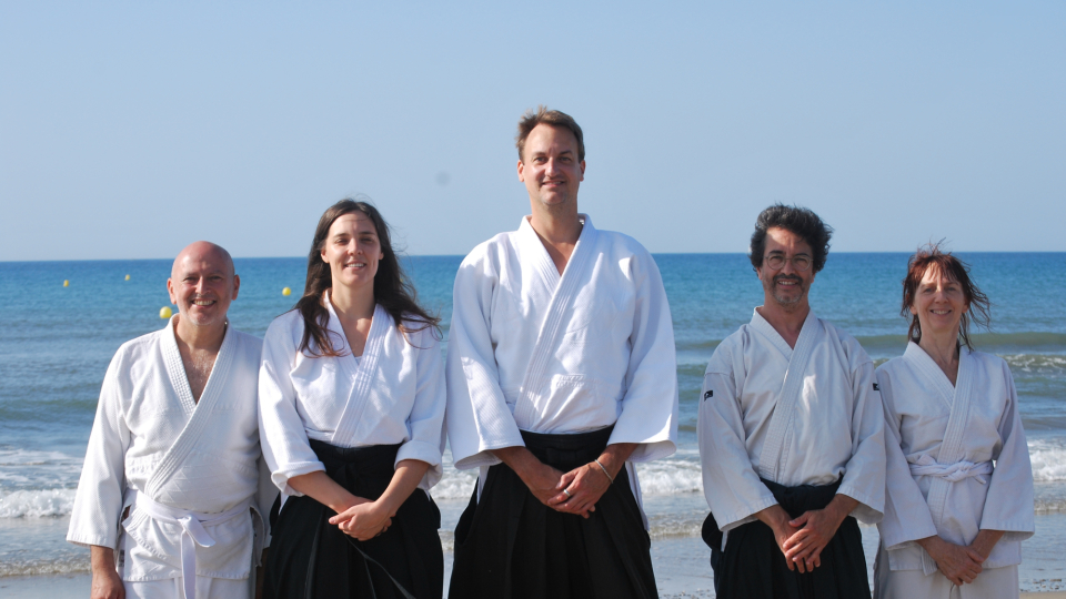 Inner Peace Dojo Aïkido Montpellier : Photo de Groupe souriant à la plage