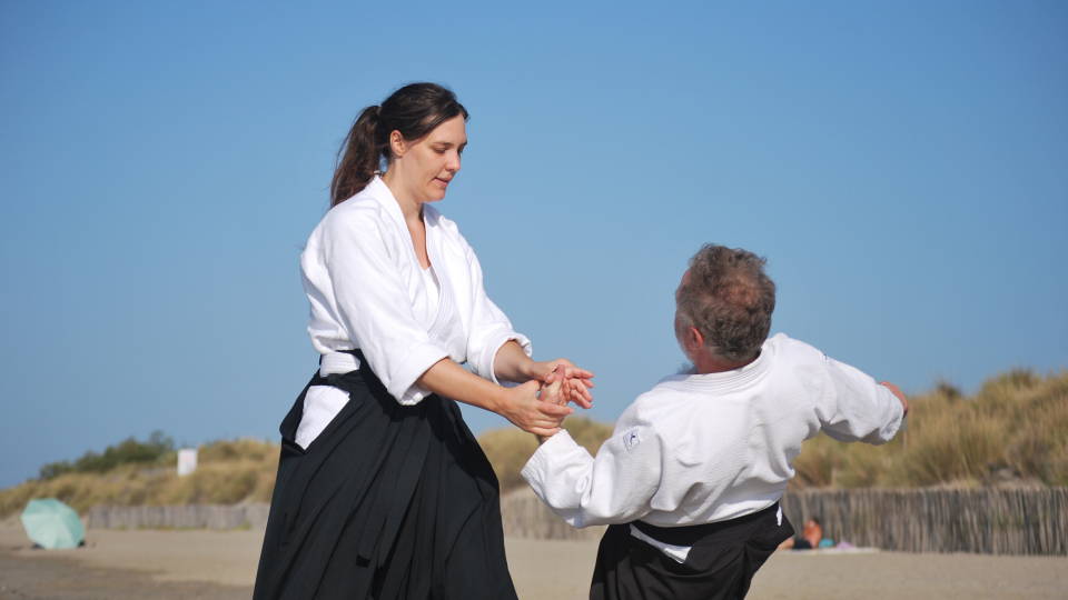 Inner Peace Dojo Aïkido Montpellier : Pratiquante réalisant Kote Gaeshi à la plage