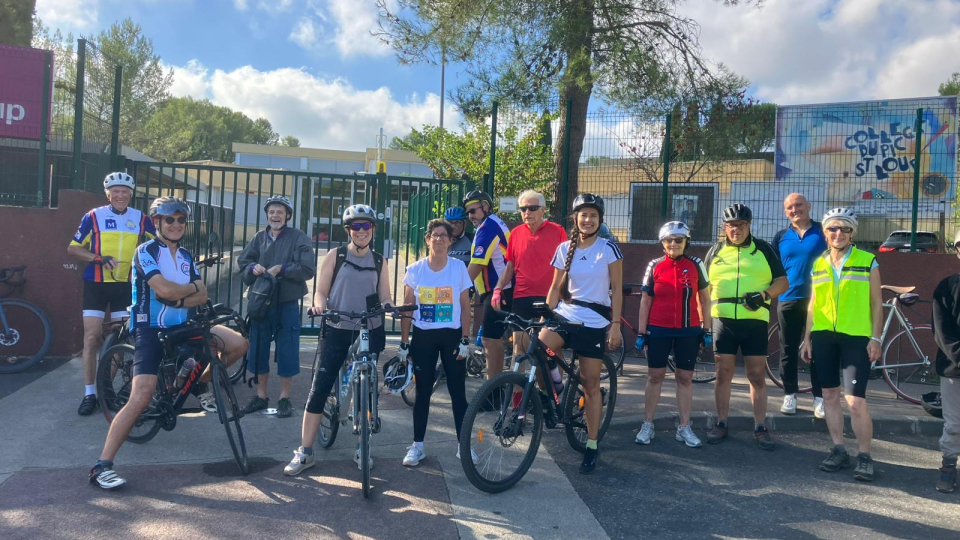En balade, une petite pose (photo) devant le Lycée du Pic Saint Loup